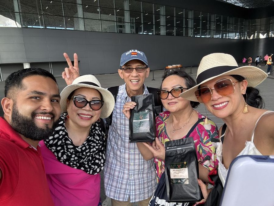 Clientes con Panamá Bull Coffee