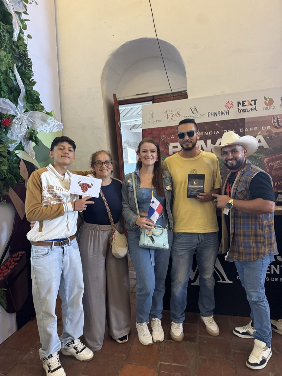 Clientes con Panamá Bull Coffee