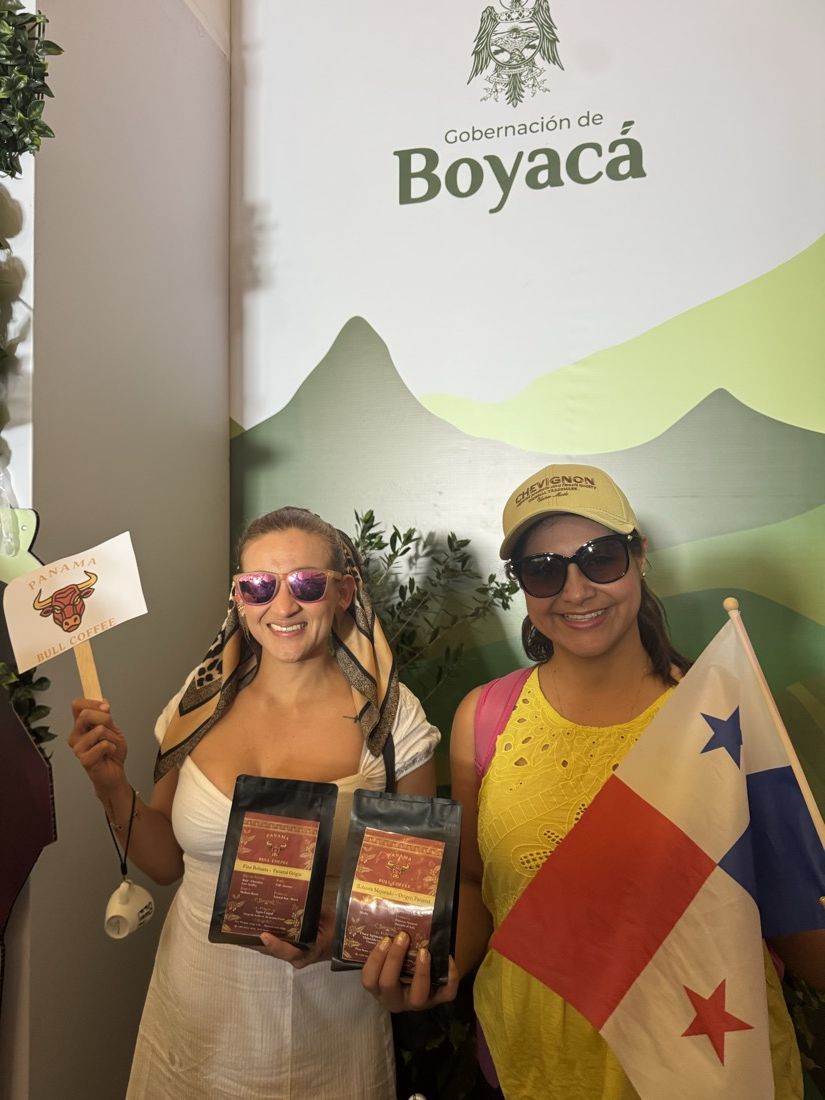 Clientes con Panamá Bull Coffee
