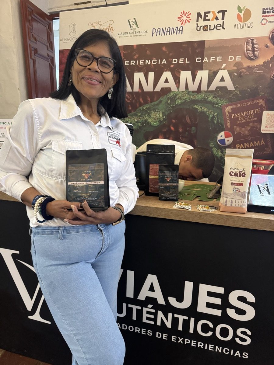 Clientes con Panamá Bull Coffee