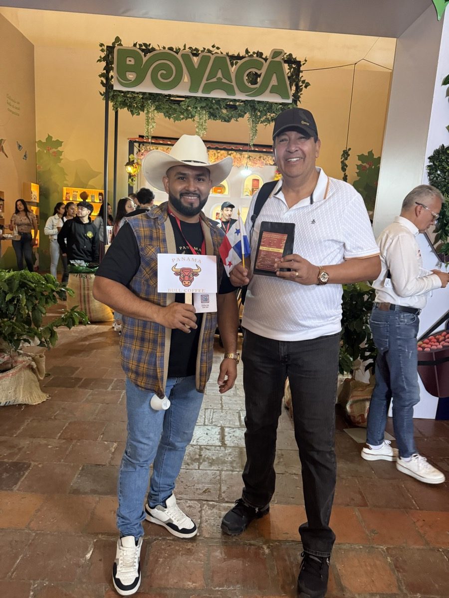 Clientes con Panamá Bull Coffee