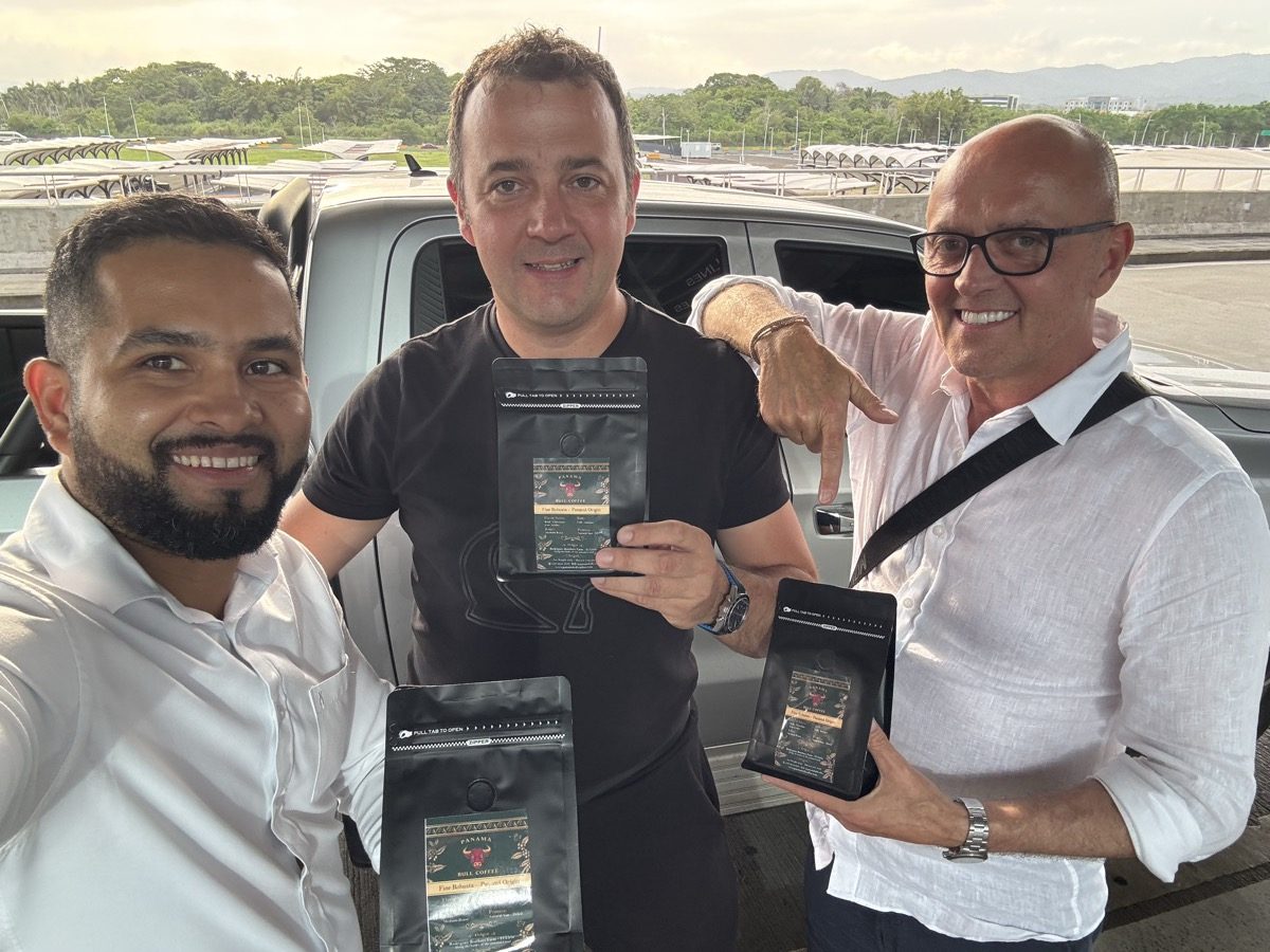 Clientes con Panamá Bull Coffee
