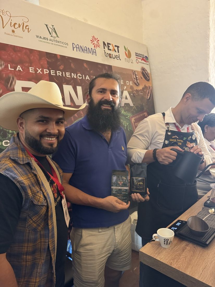 Clientes con Panamá Bull Coffee
