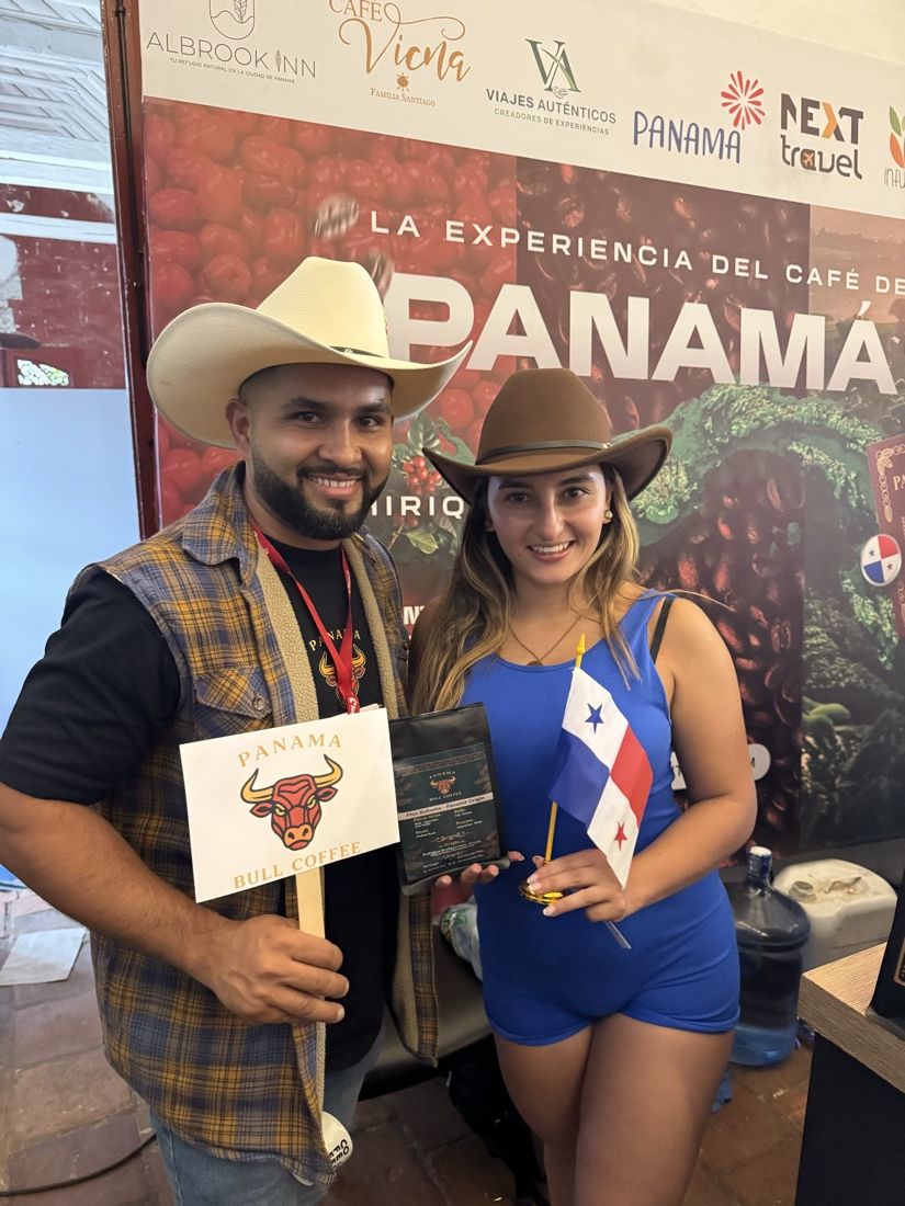 Clientes con Panamá Bull Coffee