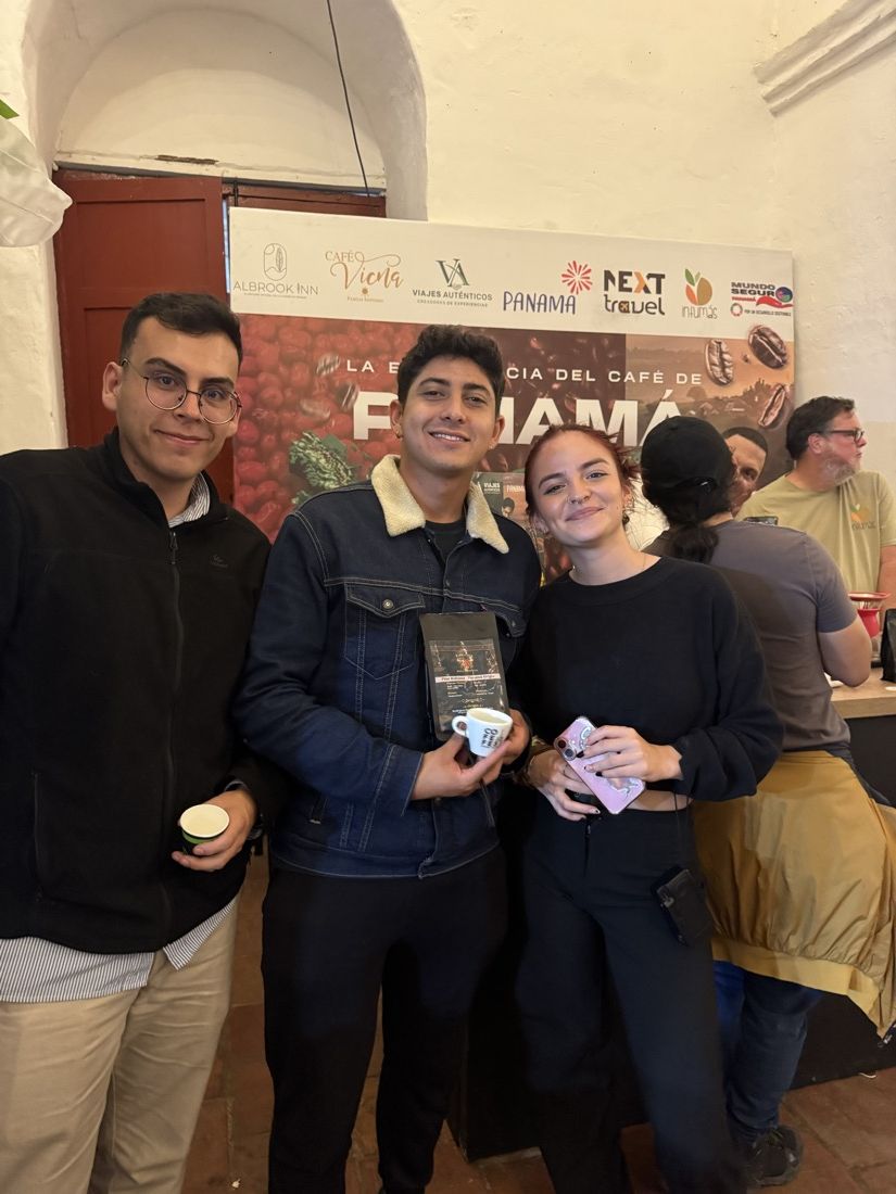 Clientes con Panamá Bull Coffee