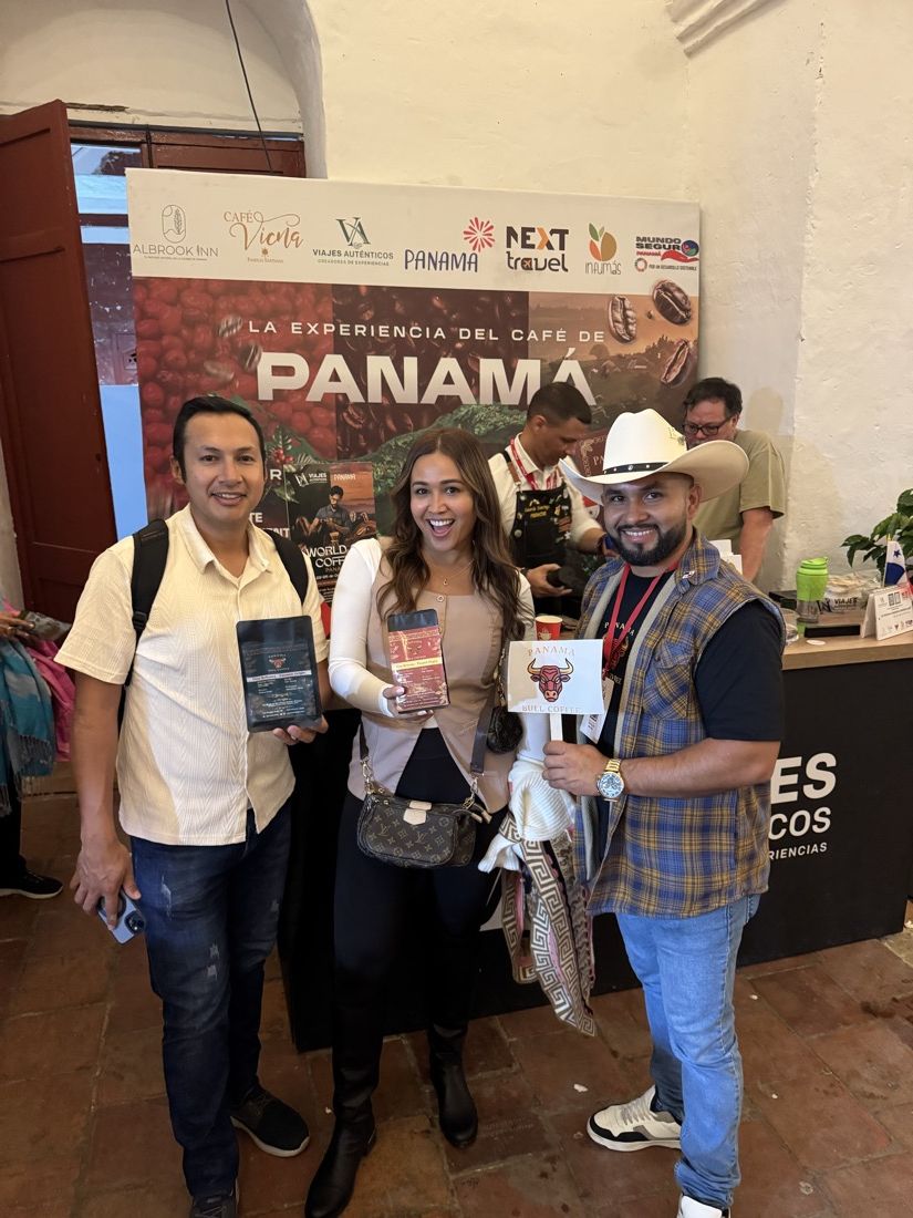 Clientes con Panamá Bull Coffee