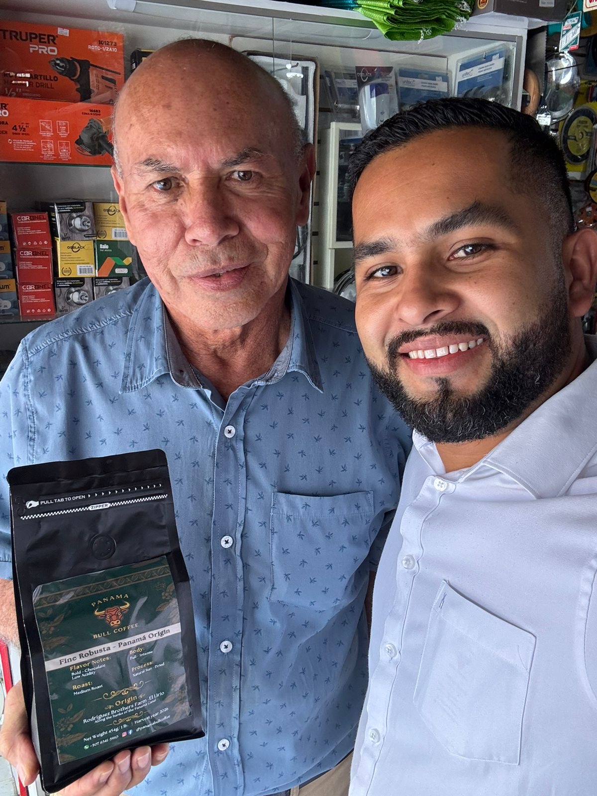 Clientes con Panamá Bull Coffee